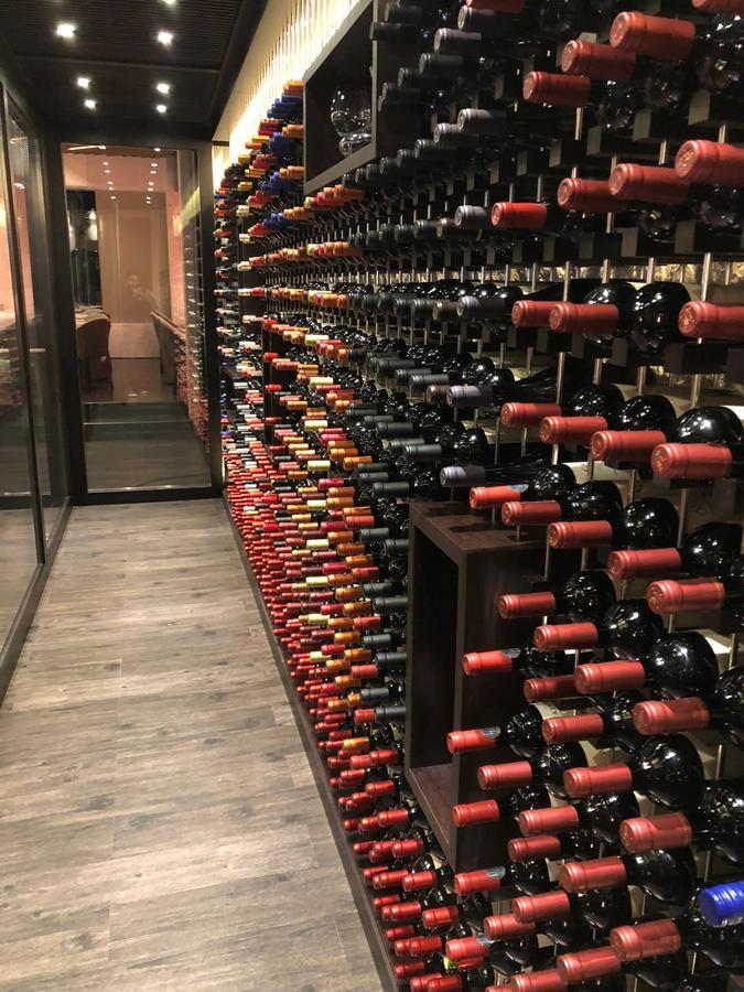 Hotel Transamerica 상파울루 외부 사진 Wine cellar at the restaurant