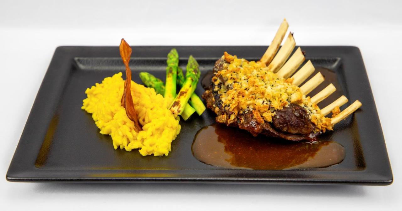 Hotel Transamerica 상파울루 외부 사진 Rack of lamb with a crust of herbs and a yellow risotto
