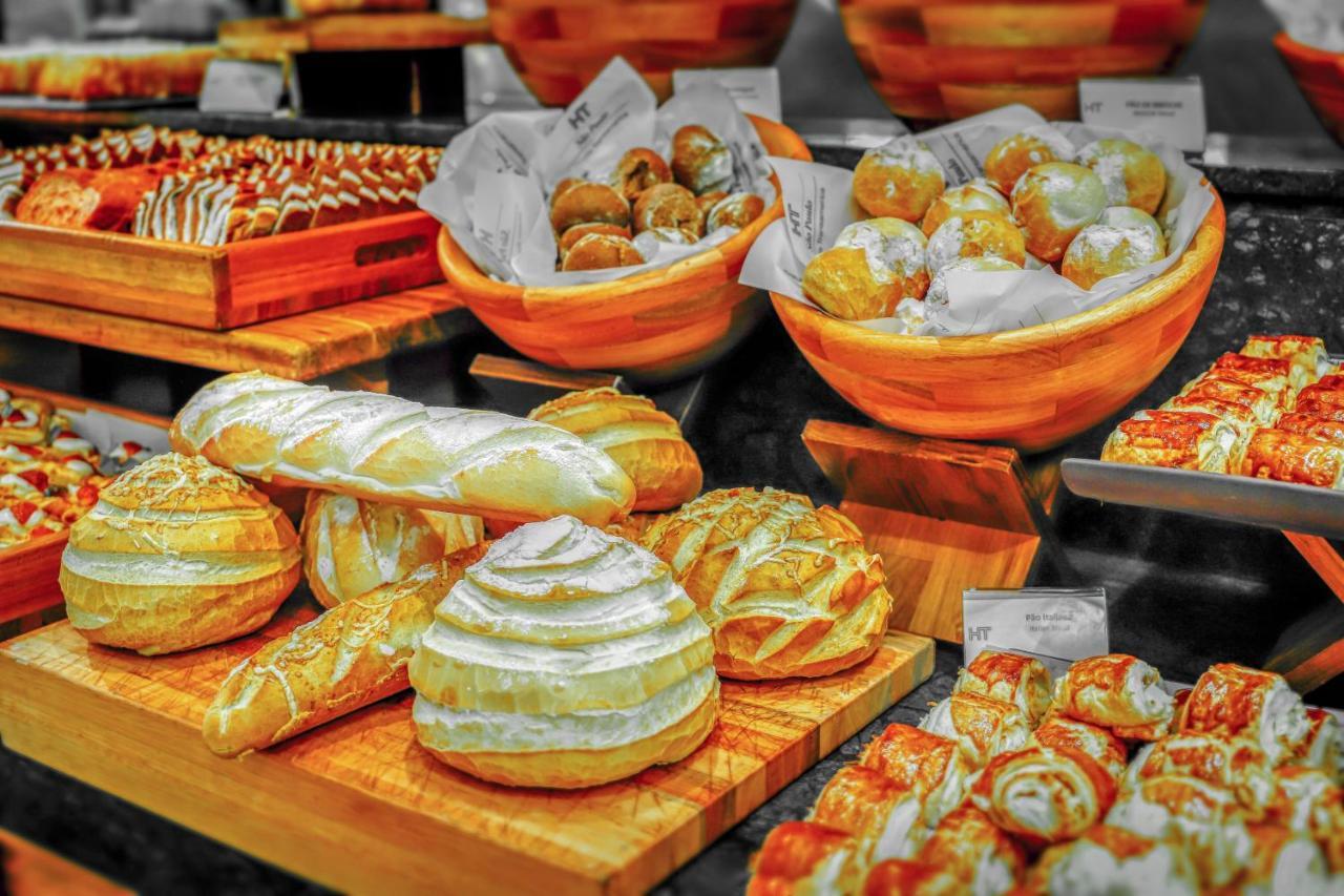 Hotel Transamerica 상파울루 외부 사진 A selection of pastries