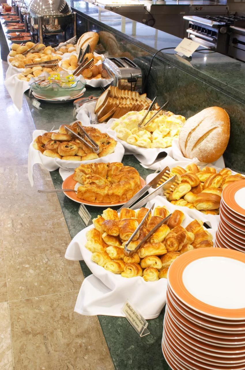 Hotel Transamerica 상파울루 외부 사진 A selection of bread and pastry